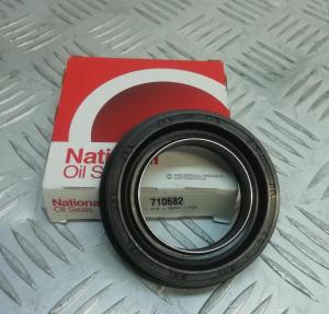 Сальник выходного вала раздаточной коробки Chevrolet Tahoe /Cadillac Escalade 2003-2014/Hummer H2  2003-2009 National Oil Seals 710682; 88984501