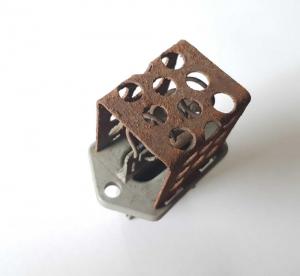 Резистор вентилятора охлаждения левый Cadillac SRX 2009-2016 20883035; 20831975