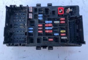 Салонный блок предохранителей Cadillac Escalade / Tahoe 2016-2020 84114433 ; 23418064 ; 23225913