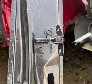 Петля задней левой двери верхняя Chevrolet Tahoe / Escalade 2021-н.в. 23396437