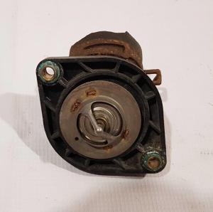 Термостат с корпусом Dodge Durango (4.7L) 52079476AD; 68174083AA; 53020887AD Термостат с корпусом Dodge Durango (4.7L) 52079476AD; 68174083AA; 53020887AD