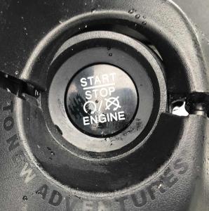 Кнопка запуска двигателя Jeep Renegade 2015-2023 5ZR57LXHAA