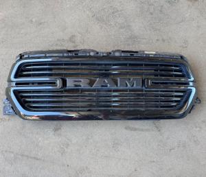 Решетка передняя Dodge RAM 1500 2020-2024 68404965AE