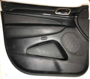 Обшивка водительской двери Jeep Grand Cherokee WK2 2016-2017 1VH831X9AC