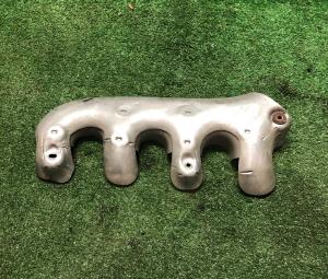 Защитный теплоэкран коллектора правый Chevrolet Tahoe 2015-2020. 12629340 ; 12690817