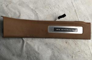 Накладка порога второго ряда правая Cadillac Escalade / Tahoe 2015-2020 23475165 ; 23449559 ; 22954953