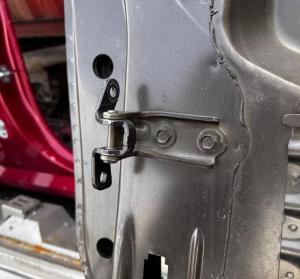 Петля пассажирской двери верхняя Chevrolet Tahoe / Escalade 2021-н.в. 13581570