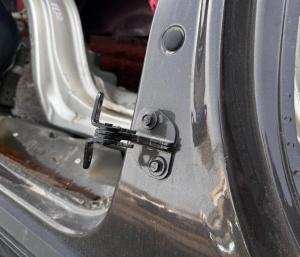 Петля задней правой двери нижняя Chevrolet Tahoe / Escalade 2021-н.в. 23396436