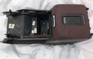 Корпус консоли подлокотника  Chevrolet Tahoe 2017 84126895 ; 84017304