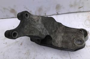 Кронштейн двигателя правый Ford Mustang 2015-2020 FR3Z 6028 C ; FR3C 6037 CA/CB