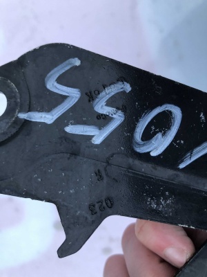 Петля капота правая Ford Mustang 2015-2020 FR3Z 16796 C ; FR3C 9275 AB ; FR3B 16800 AD/AB/AC/AA