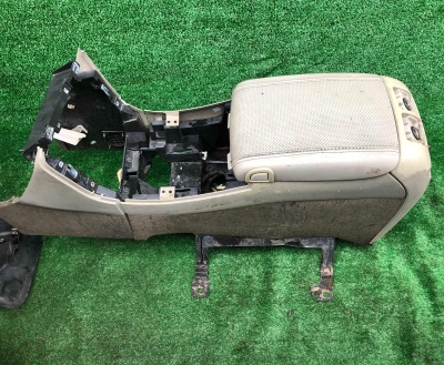 Подлокотник центральной консоли Cadillac Escalade 2003-2006 15178472