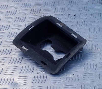 Накладка буксировочного крюка правая Cadillac Escalade 2006-2014 15893973