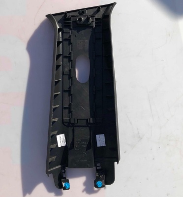 Накладка средней стойки верхняя левая Jeep Renegade 2017 735664602 ; 5VW44LXHAB