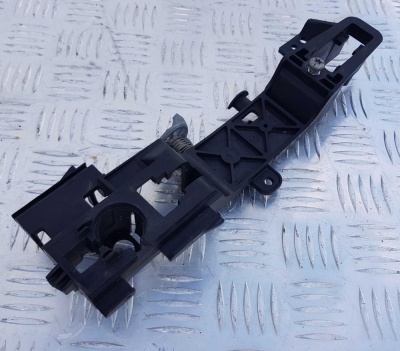 Кронштейн ручки двери правой Ford Explorer 5 BT4Z 7826684 A; BB5Z 7826684 A; CB5Z 7826684 A; DB5Z 7826684 D