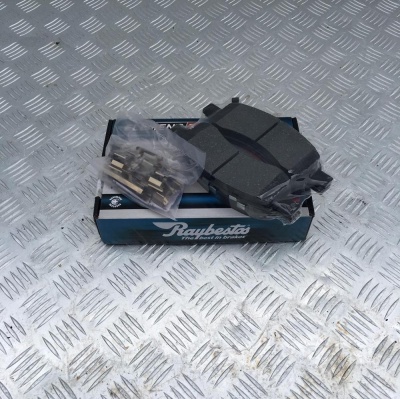 Колодки тормозные передние керамические (к-кт) Chevrolet TrailBlazer 2006-2012 Raybestos EHT1169H; 19286005; 19292770; 19264508