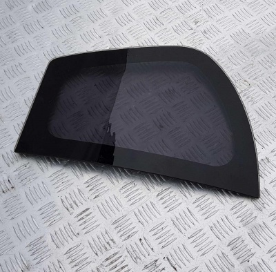 Стекло задней форточки левое Isuzu VehiCross