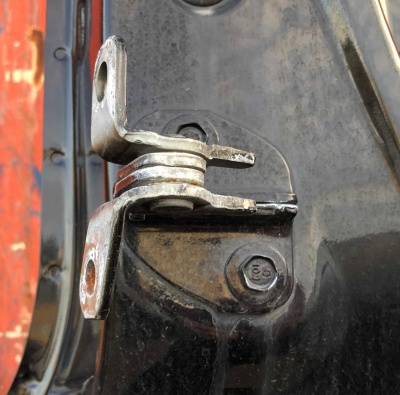 Петля задней правой двери нижняя Cadillac Ecalade / Tahoe 2015-2020 20986578