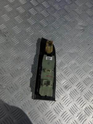 Блок управления стеклоподъемником передний левый Jeep Grand Cherokee 2004-2010; 04602781AA; 4602736AA