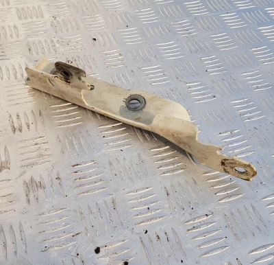 Петля капота правая верхняя Cadillac Escalade 2006-2014 15940741; 15942146