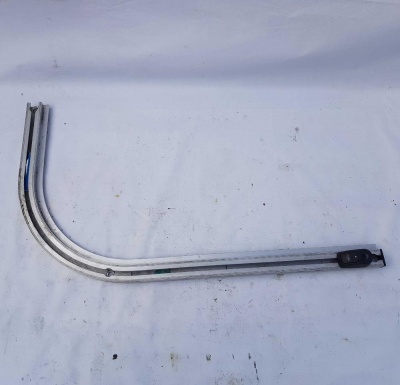 Направляющая дуги багажника правая Cadillac SRX 2009-2016 20977579; 20908771