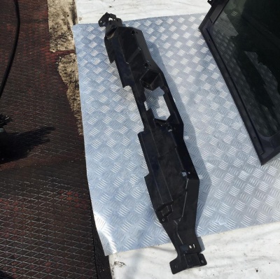 Монтажная панель замка капота верхняя (не оригинал) Cadillac Escalade 2006-2014 Various MFR GM1065114; 15819209; 15826787; 15865944; 15904442