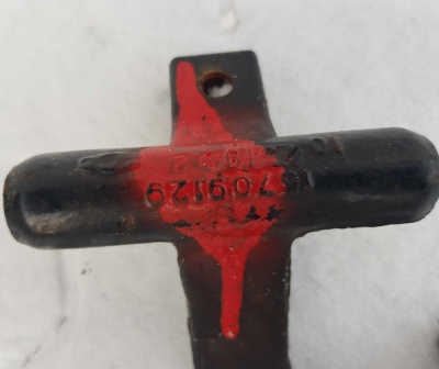 Крюк буксировочный передний левый Chevrolet Tahoe 1999-2006 15709129; 12474005