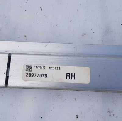 Направляющая дуги багажника правая Cadillac SRX 2009-2016 20977579; 20908771
