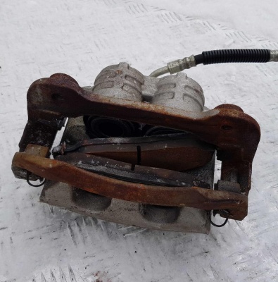 Суппорт тормозной передний левый Ford Mustang 2004-2014 4R3Z 2B121 AA; 4R33 2B302 AA