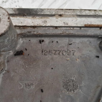 Крышка двигателя передняя с масл. насосом (3.5L;4.2L) Chevrolet TrailBlazer 2001-2009/Hummer H3 2005-2010 12628565; 12576249; 12577097; 12601932; 12586647; 12582737; 12575539; 12569163; 24577548