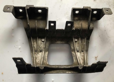 Кронштейн блока педохранителя подкапотный Lincoln Navigator / Expedition 207-2017 7L1Z 14A254 AA ; 7L14 14A465 AD ; 7L14 14A465 AC ; 7L14 14A465 AB