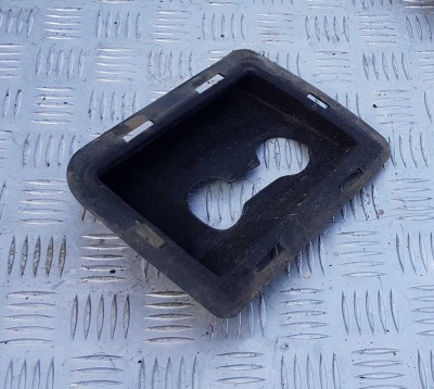 Накладка буксировочного крюка правая Cadillac Escalade 2006-2014 15893973