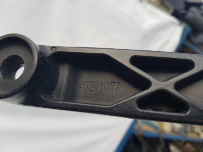 Поводок стеклоочистителя передний левый Cadillac SRX 2009-2016 22872978; 20837225; 25979374; 20981077