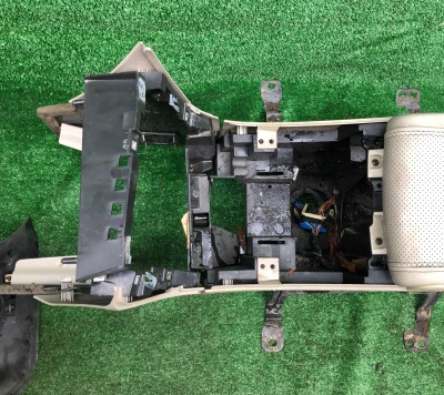 Подлокотник центральной консоли Cadillac Escalade 2003-2006 15178472