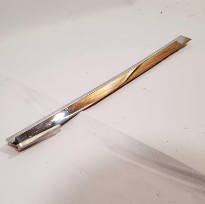 Молдинг двери задней правой Cadillac Escalade 2006-2014 15876402; 15200337