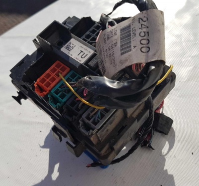 Блок предохранителей салонный Cadillac Escalade 2006-2014 20813087; 15939775; 15780697; 25781328