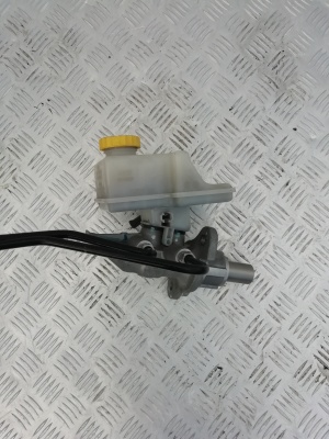 Цилиндр Тормозной Главный Jeep Grand Cherokee (WK2) 2010> в сборе с бачком; 04560183AA