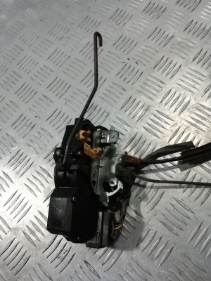 Замок двери передней левой Chevrolet Tahoe 2006-2014 15896623 25857289