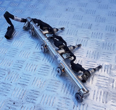 Топливная рампа правая (3.6L) Chevrolet Camaro 2009-2016 12629929; 12634126; 12629930