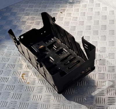 Площадка под АКБ с кронштейном Cadillac SRX 2009-2016 20902950; 20765834