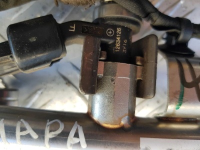 Топливная рампа правая (3.6L) Chevrolet Camaro 2009-2016 12629929; 12634126; 12629930