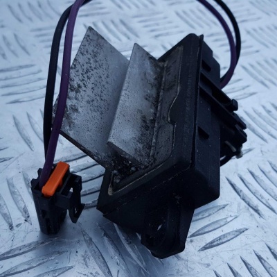 Резистор отопителя задней печки Chevrolet Tahoe 2003-2006 19260762; 89018778; 93803636; 52495874; 89019351; 89018849; 89018964; 93803635; 52497491