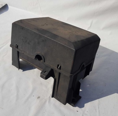 Корпус блока предохранителей с крышкой Cadillac Escalade 2006-2014 25815385; 22817835; 25941374