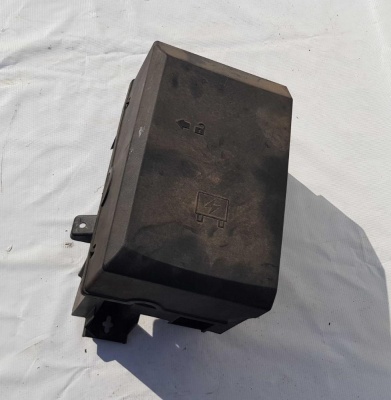 Корпус блока предохранителей с крышкой Cadillac Escalade 2006-2014 25815385; 22817835; 25941374