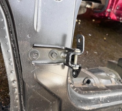 Петля водительской двери нижняя Chevrolet Tahoe / Escalade 2021-н.в. 13581570