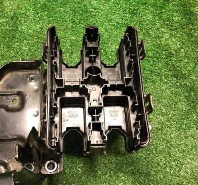 Кронштейн блока предохранителей Chevrolet Tahoe / Escalade 2021-н.в. 84515470 ; 84448585 ; 84466148 ; 35071488