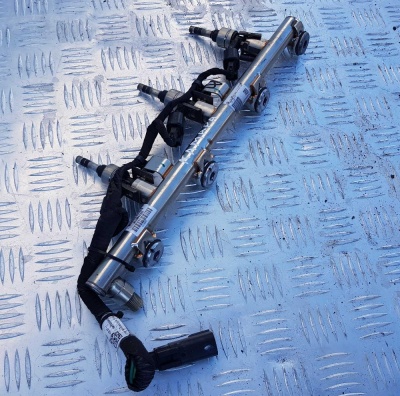 Топливная рампа правая (3.6L) Chevrolet Camaro 2009-2016 12629929; 12634126; 12629930