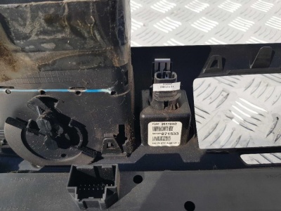 Панель/Рамка магнитолы и климат-контроля Hummer H3 20756985