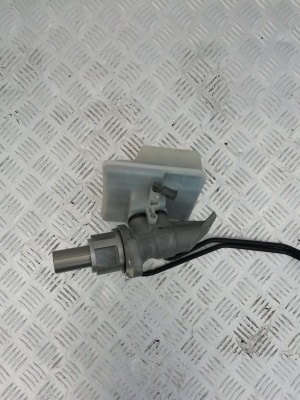 Цилиндр Тормозной Главный Jeep Grand Cherokee (WK2) 2010> в сборе с бачком; 04560183AA