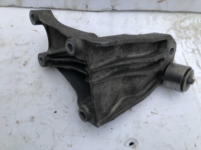 Кронштейн двигателя правый Ford Mustang 2015-2020 FR3Z 6028 C ; FR3C 6037 CA/CB